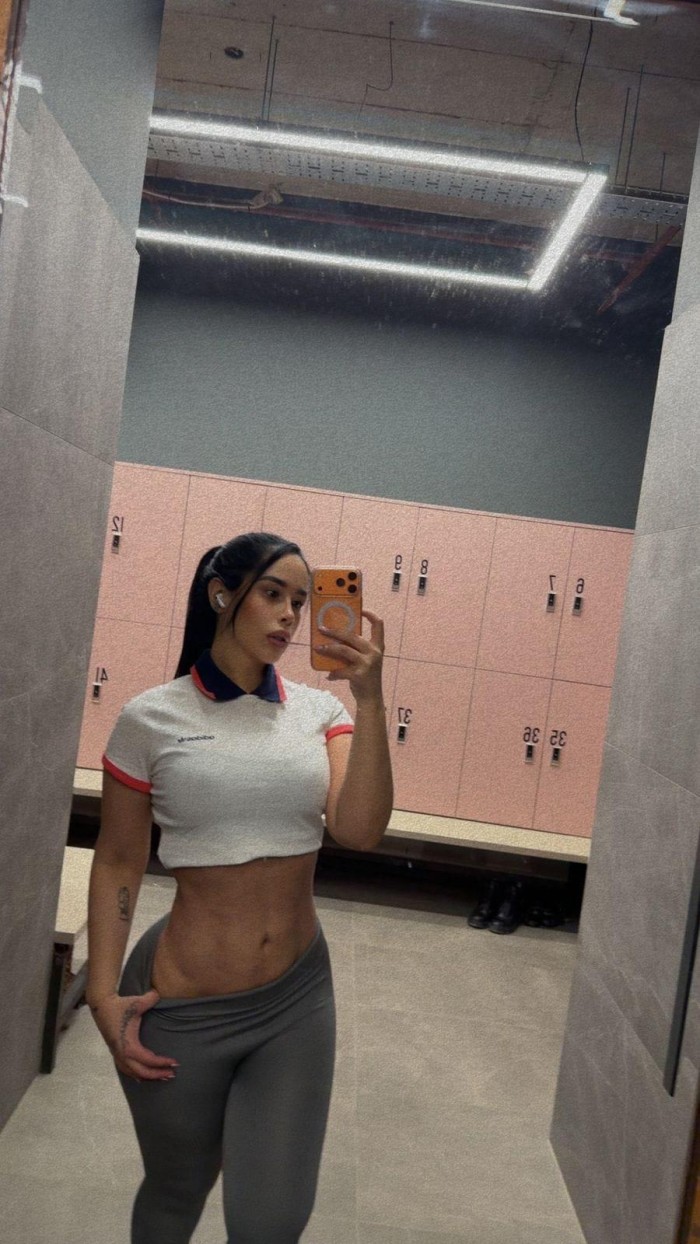 Preciosa muñequita de grandes pechos y culito prec