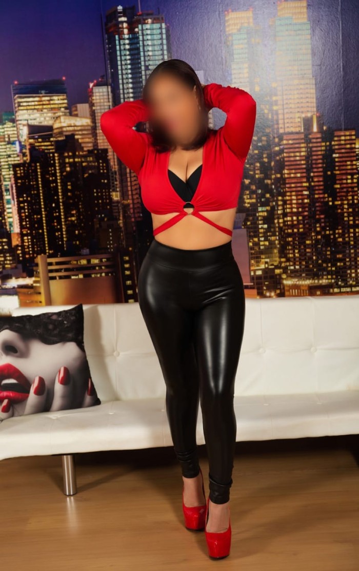MADURITA LATINA DE PIEL CANELA EN TORRELAVEGA
