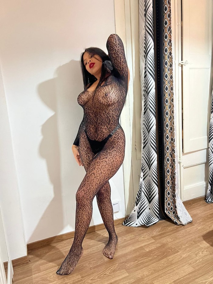MORENITA JOVEN EXPERTA EN LA CAMA