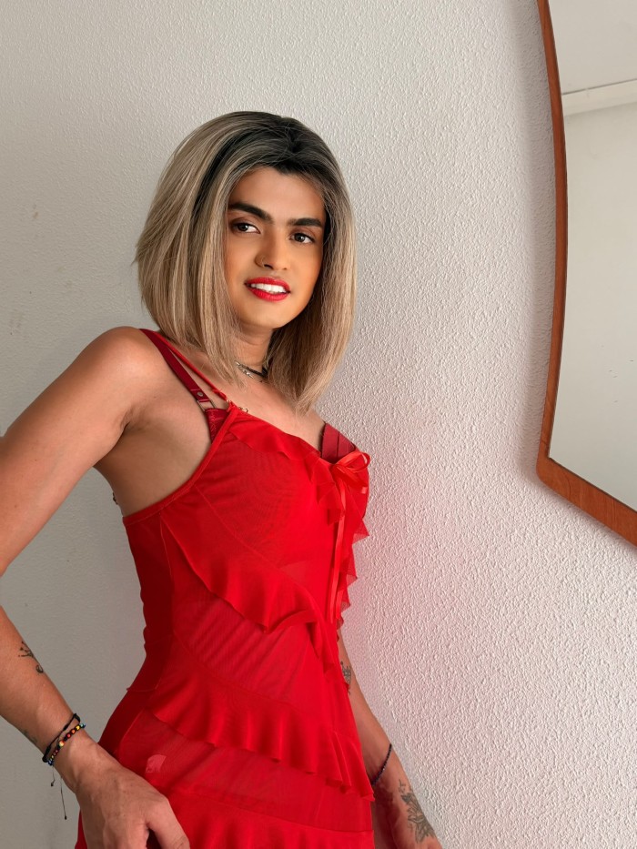 TU MUÑEQUITA TRANS COMPLACIENTE Y ADICTA AL SEXO
