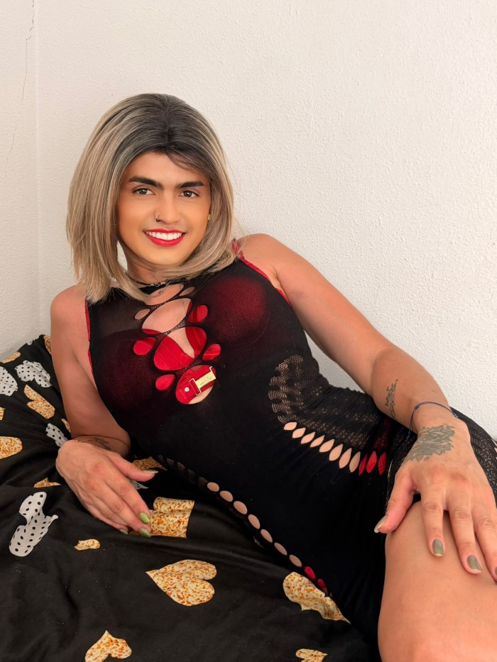 TU MUÑEQUITA TRANS COMPLACIENTE Y ADICTA AL SEXO