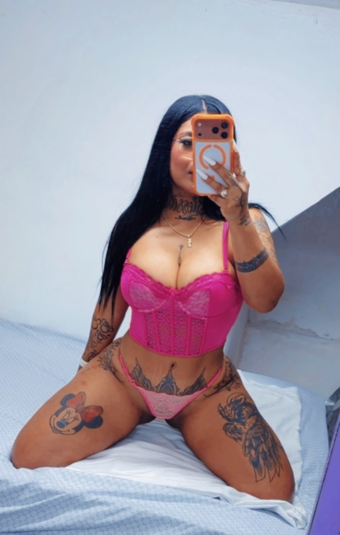 Tatuada de tetas y culo grande