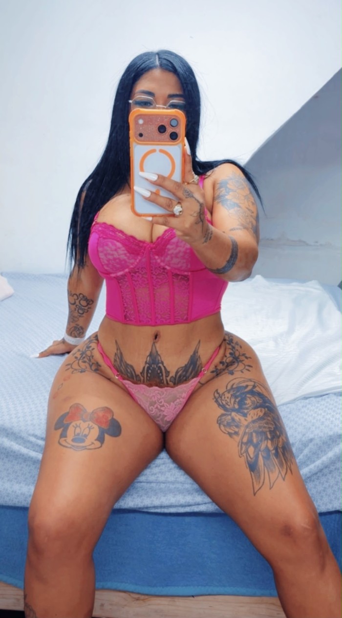 Tatuada de tetas y culo grande