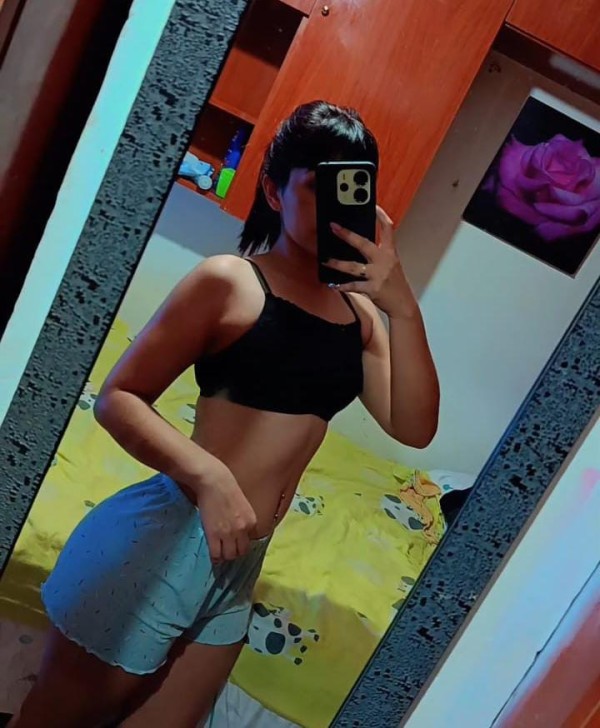 Divina y hermosa joven complaciente novedad