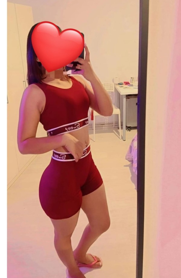 Divina y hermosa joven complaciente novedad