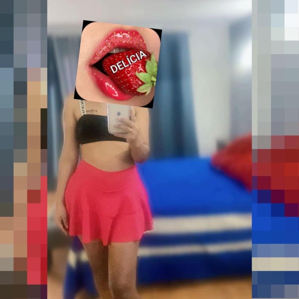 Divina y hermosa joven complaciente novedad