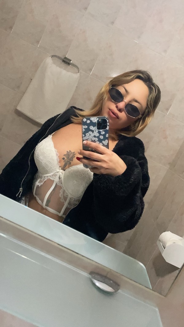 TU PUTITA FAVORITA QUE TE COME LA POLLA ENTERA