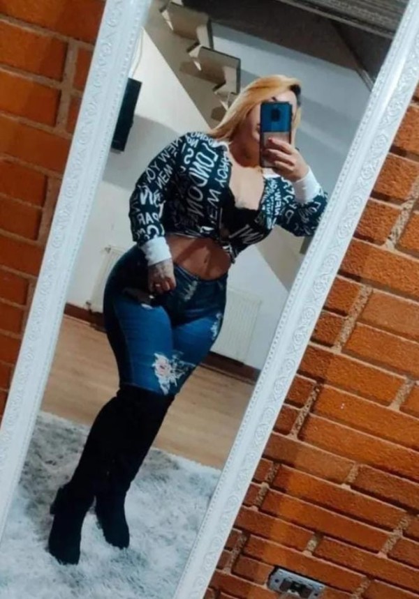 TU PUTITA FAVORITA QUE TE COME LA POLLA ENTERA