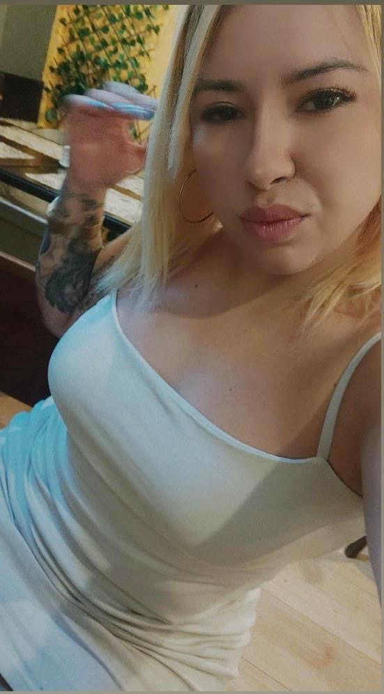 TU PUTITA FAVORITA QUE TE COME LA POLLA ENTERA