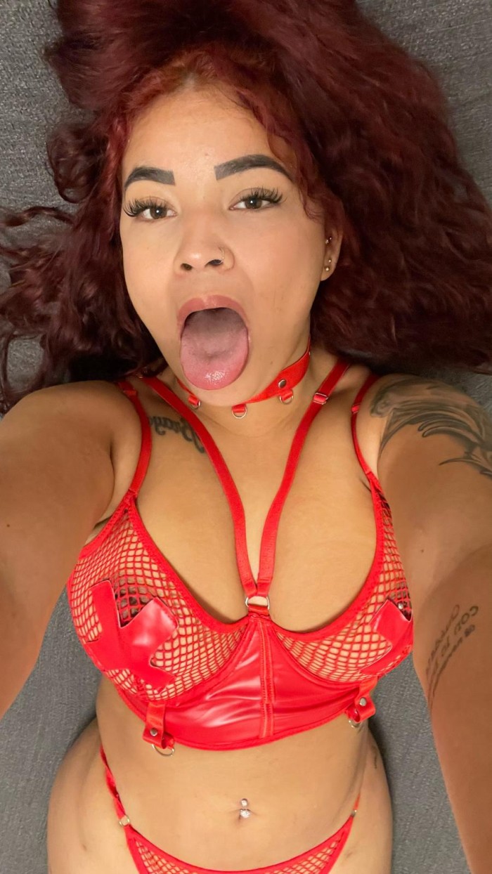 ESTOY MUY CACHONDA, QUIERO QUE ME COMAS EL COÑITO