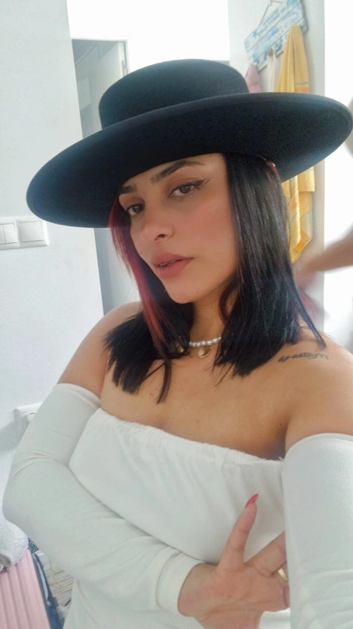 Violeta jovencita encantadora y completita
