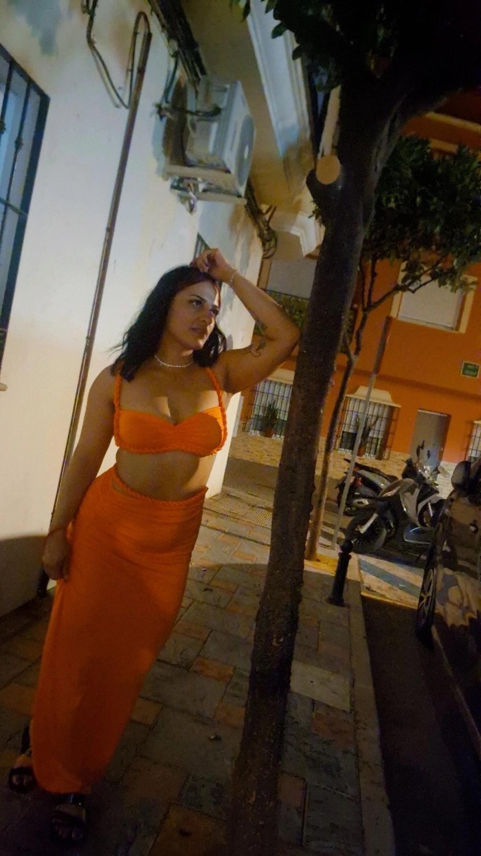 Violeta jovencita encantadora y completita