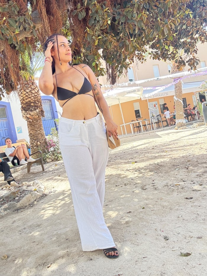Violeta jovencita encantadora y completita