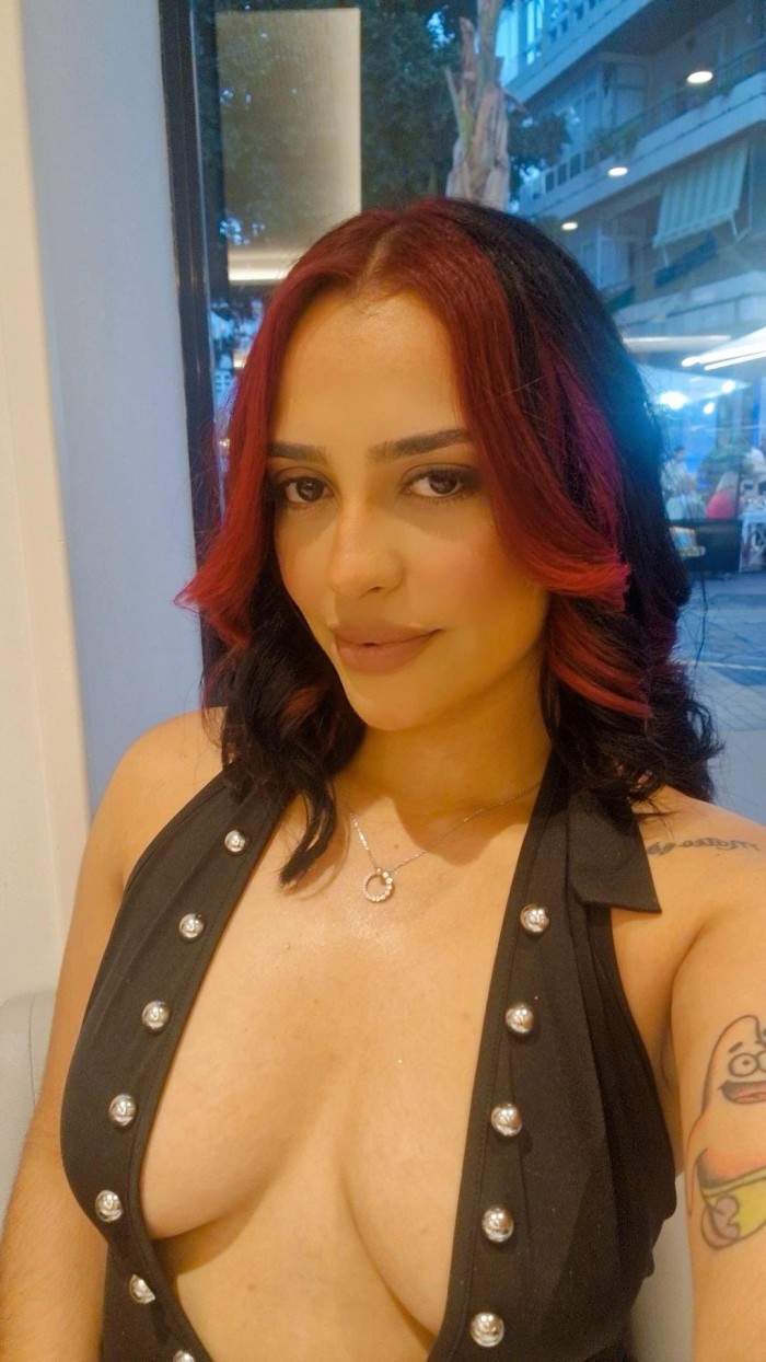 Violeta jovencita encantadora y completita