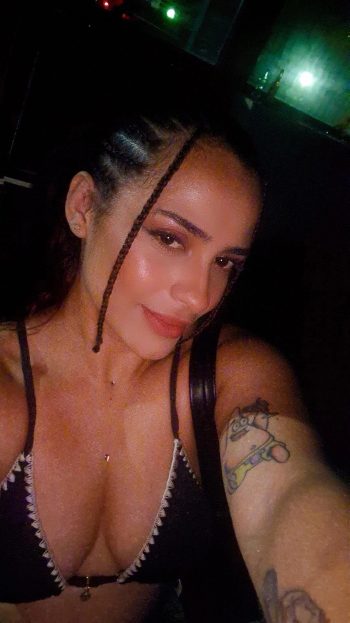 Violeta jovencita encantadora y completita