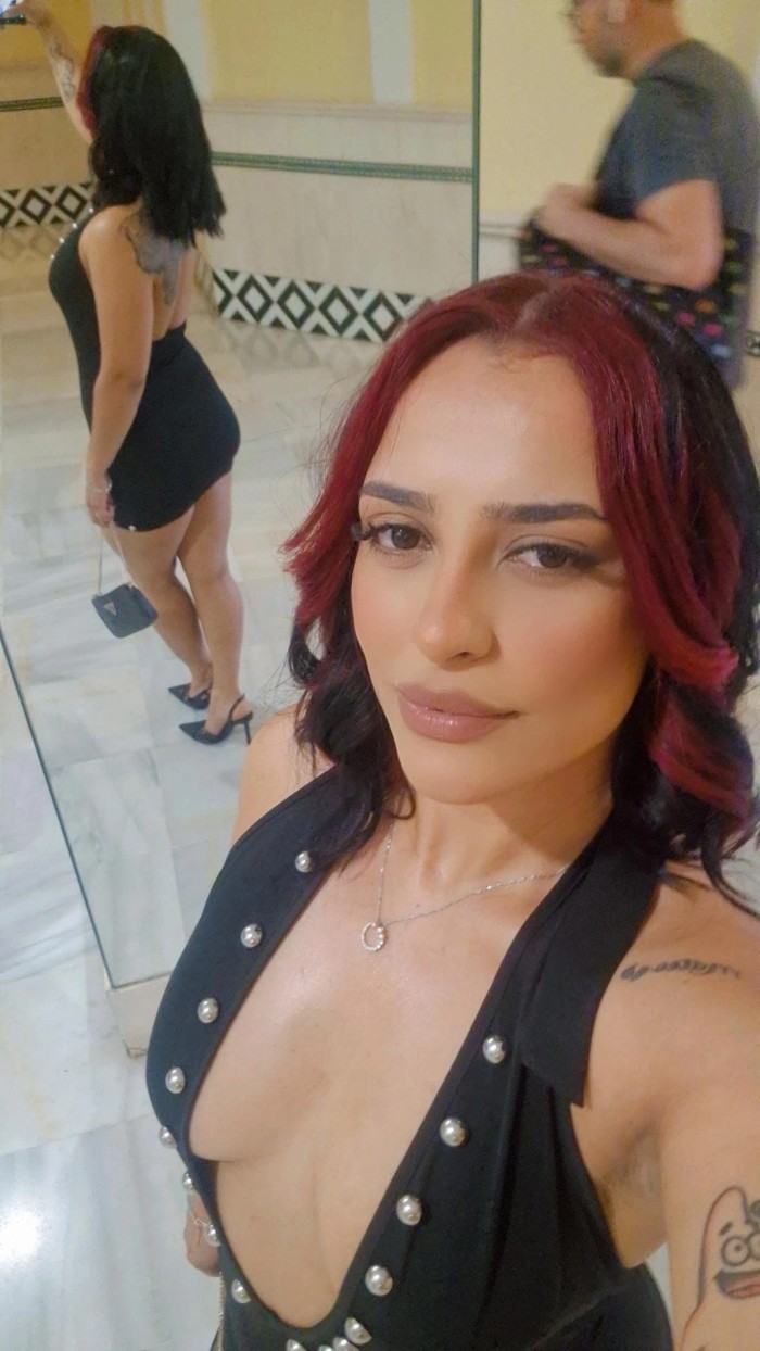 Violeta jovencita encantadora y completita