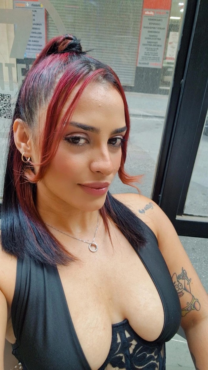 Violeta extotica y sensual diosa colombiana