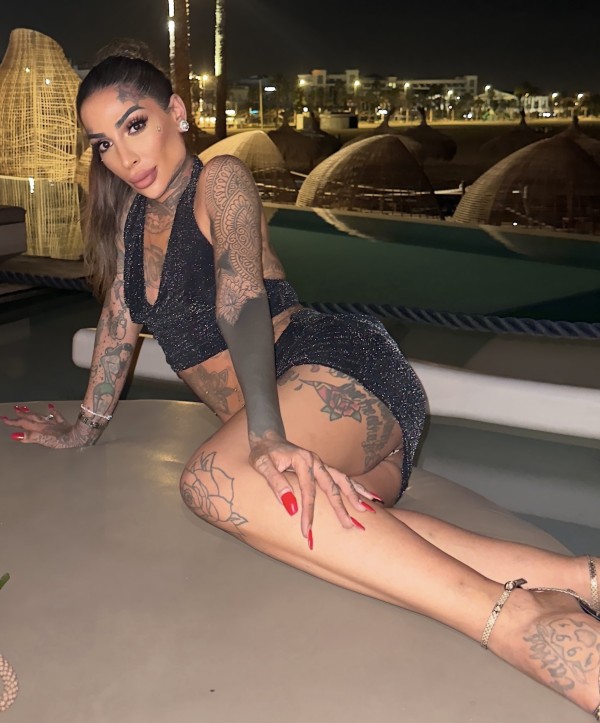 TRANS ESPAÑOLA TODA TATUADA
