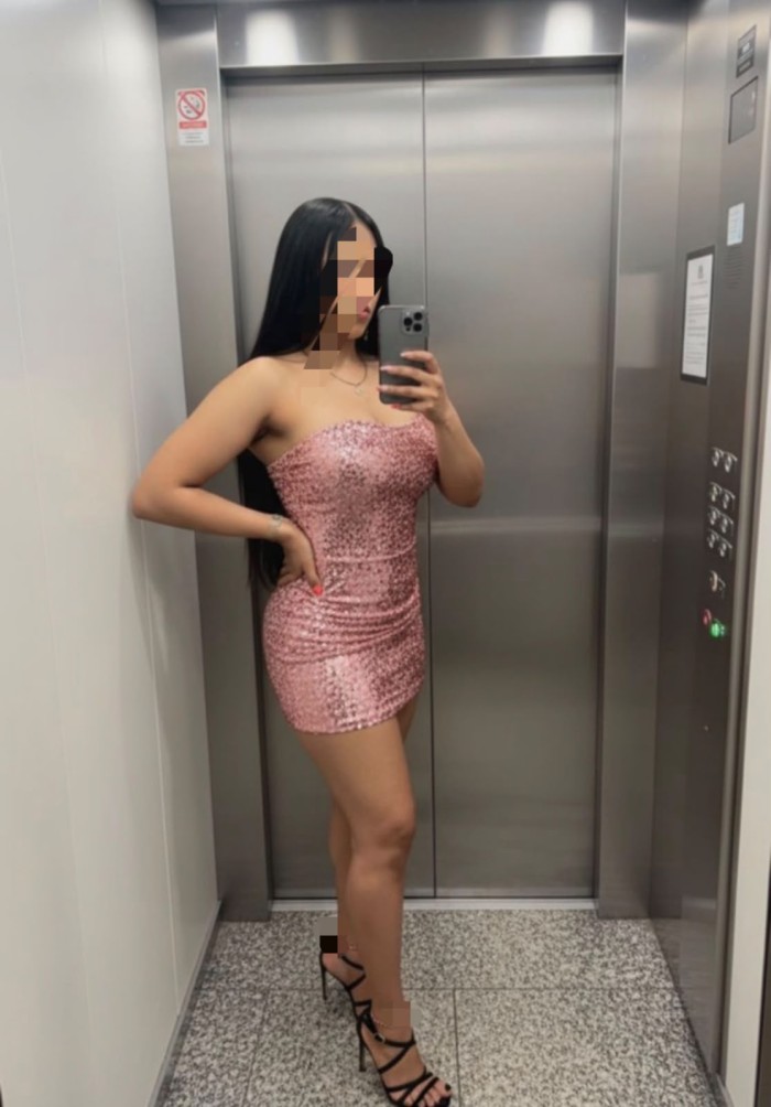 JOVEN ELEGANTE SENSUAL Y JUGUETONA