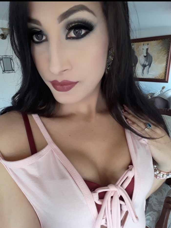 TRANS COMPLACIENTE CACHONDA DESEOSA DE SEXO