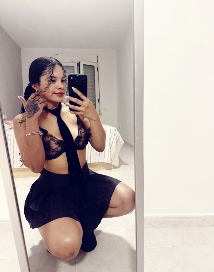 Jovencita pelito rizado muy guapa