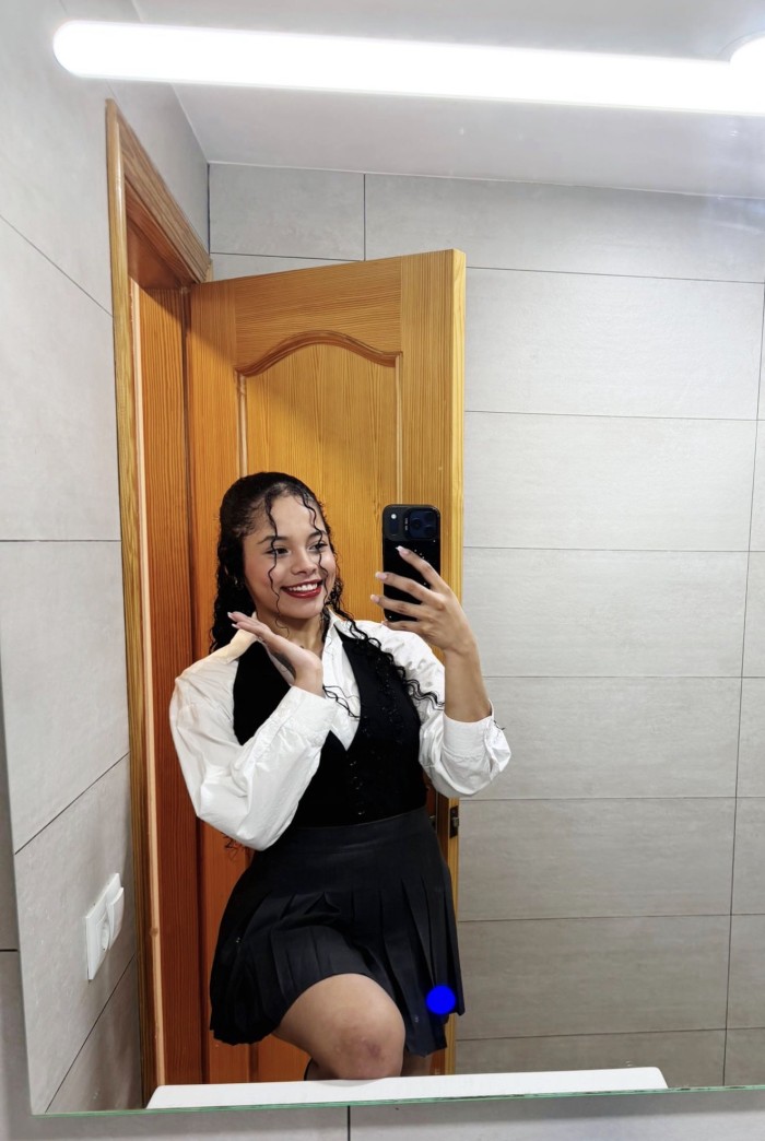 Jovencita pelito rizado muy guapa