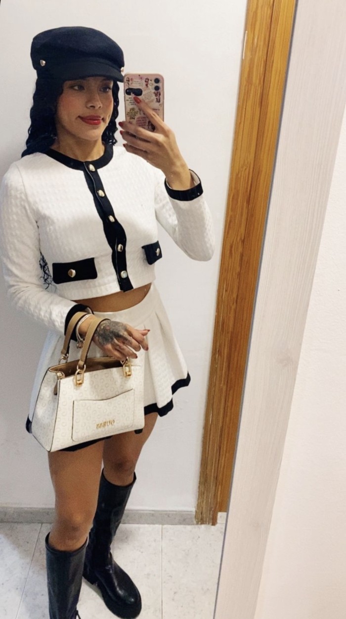 Jovencita pelito rizado muy guapa