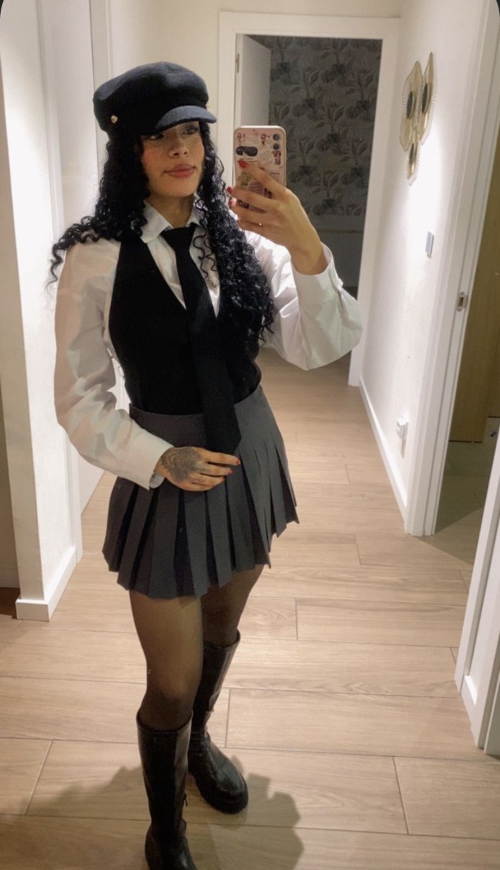 Jovencita pelito rizado muy guapa