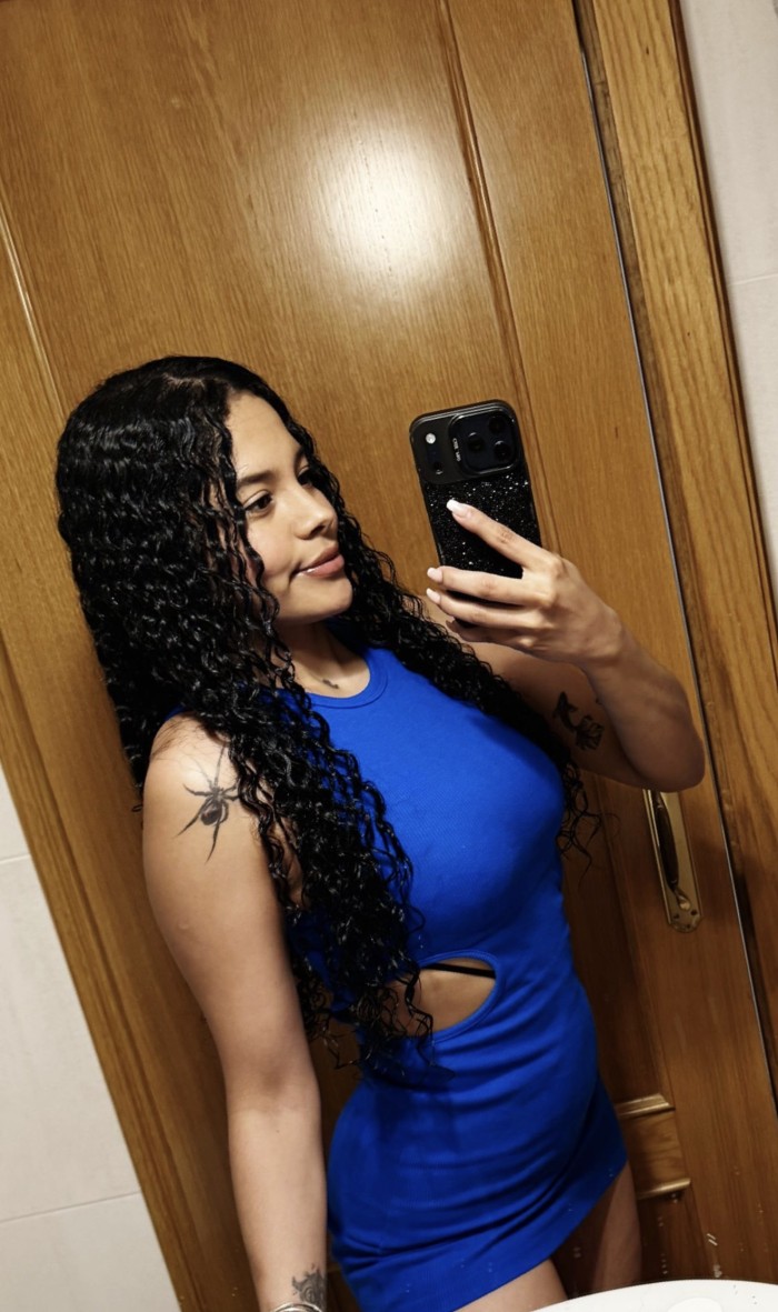 Jovencita pelito rizado muy guapa