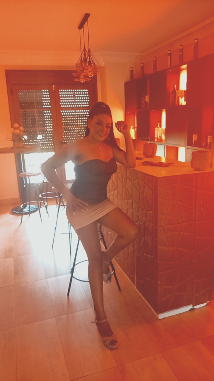 CALIENTE ATRACTIVA, Y BIEN PUTITA