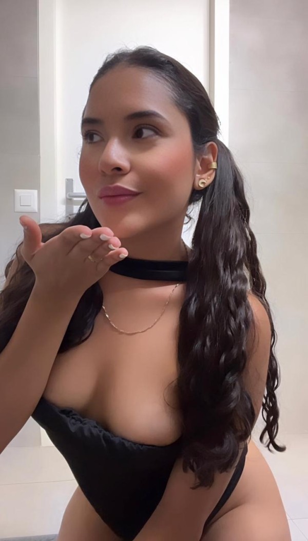 SOFIA VOLUPTUOSA Y MUY CALIENTE