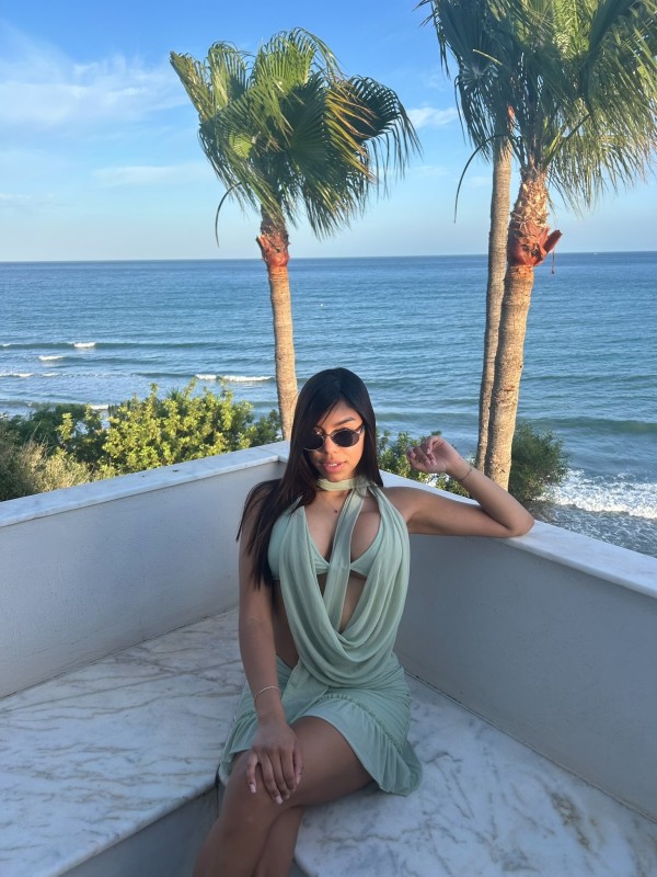 Venezolana exuberante cariñosa