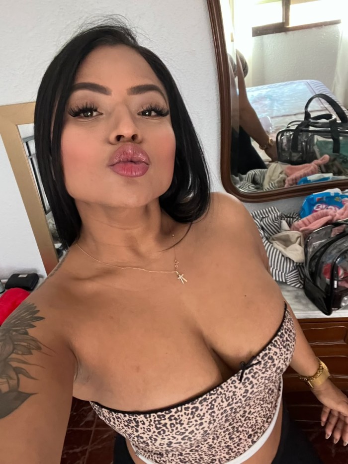 UNA MORENA MUY GOLOSA FIESTERA