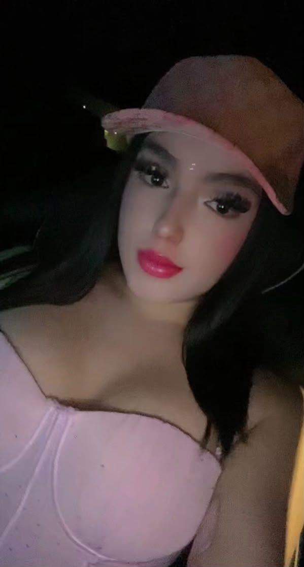 TRANS CACHONDA ARDIENTE FIESTERA EN EL RETIRO