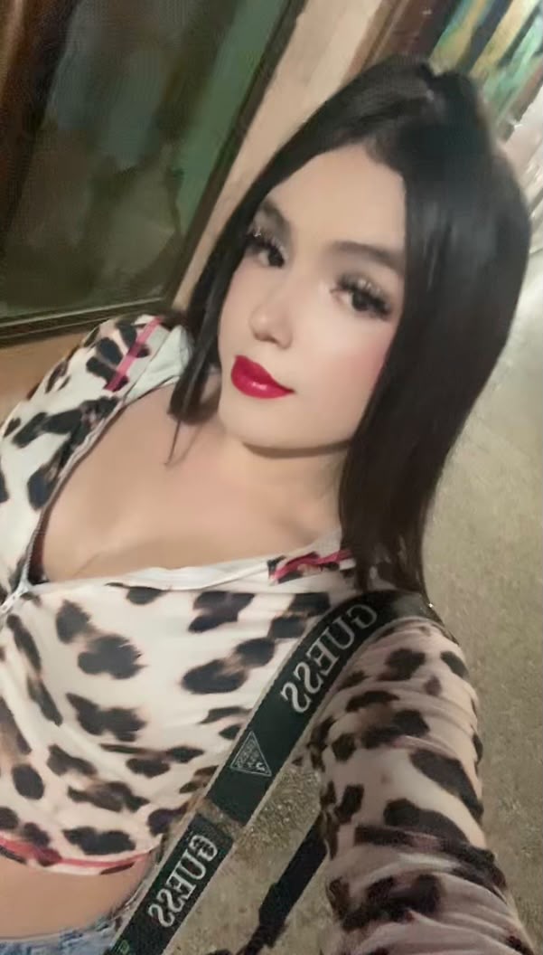 TRANS CACHONDA ARDIENTE FIESTERA EN EL RETIRO