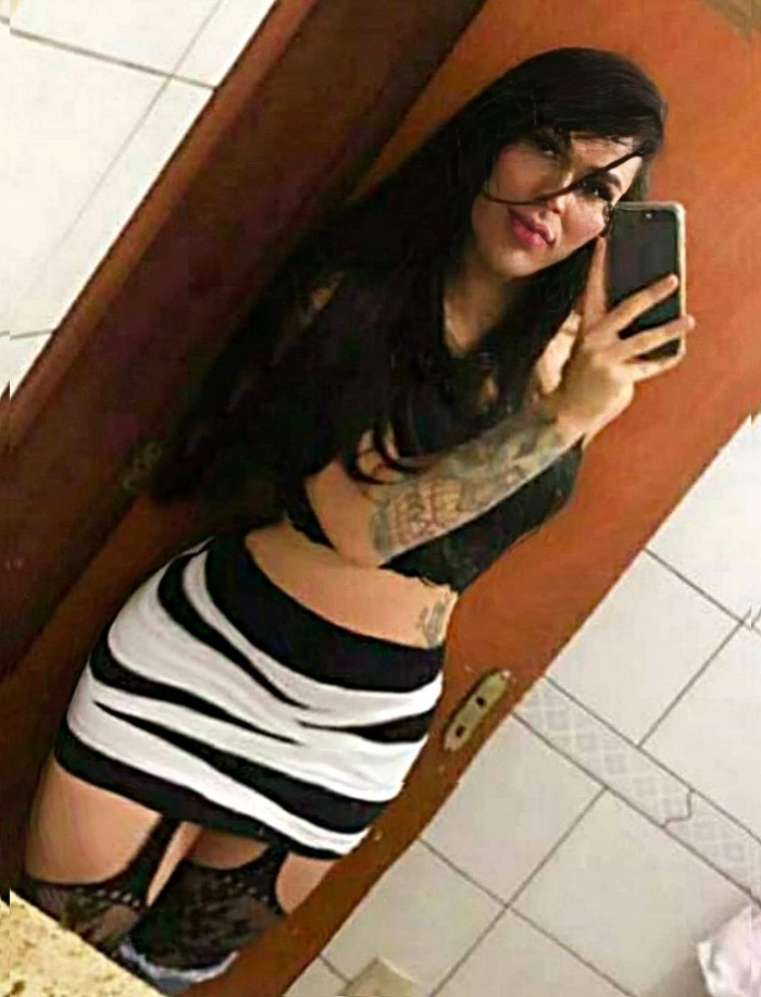 Tranny Claudia muy traviesa y juguetona.