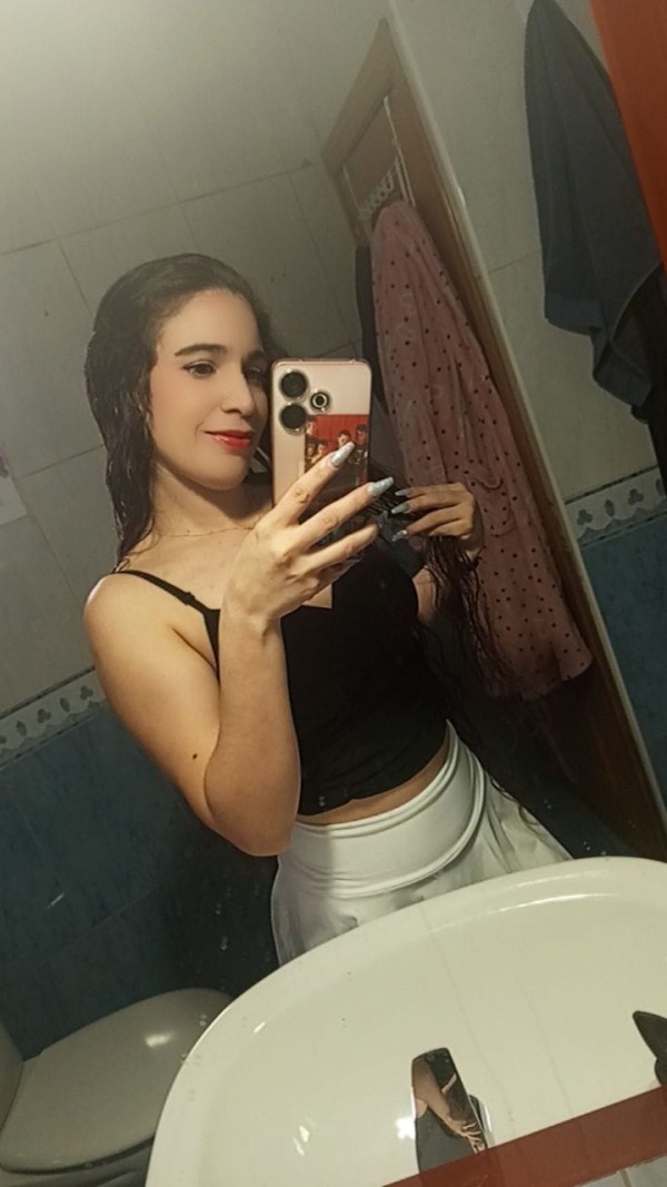 VALERIA , ARGENTINA DELGADITA DE 26 AÑOS
