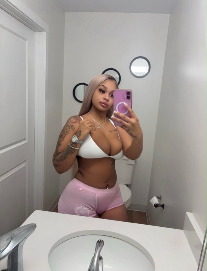 Mulata sexy y juguetona, con ganas de jugar, llama