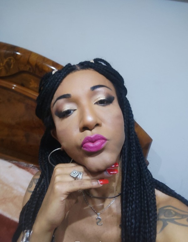 TRANS MUY FEMENINA BIEN DOTADA