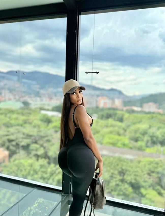 SENSUAL COMPLACIENTE DESEOSA ARDIENTE DE SEXO