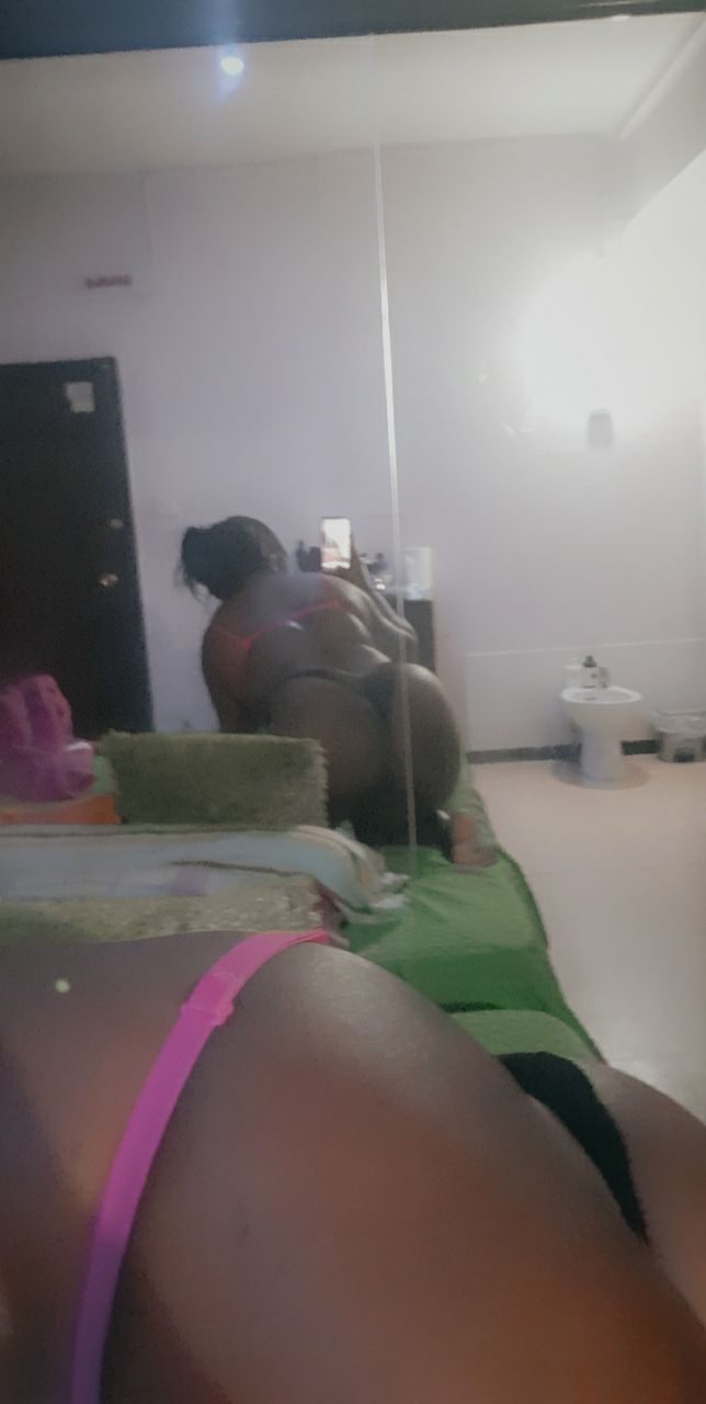 MORENA CON CURVAS