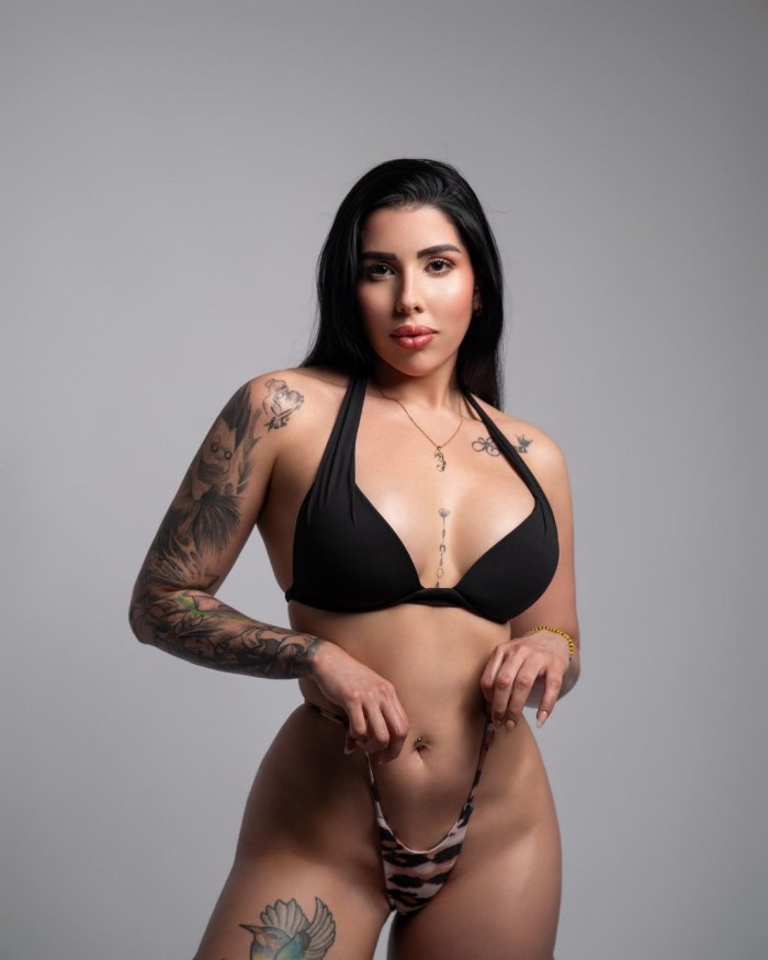 VICTORIA DULCE Y ELEGANTE VENEZOLANA FIESTA ?