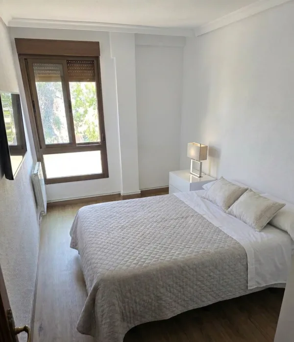 Se alquila habitación reformada y amplia