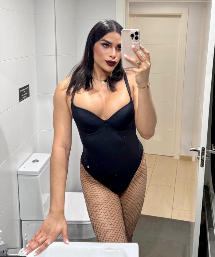 TRANS LUJURIOSA FIESTERA COMPLACIENTE
