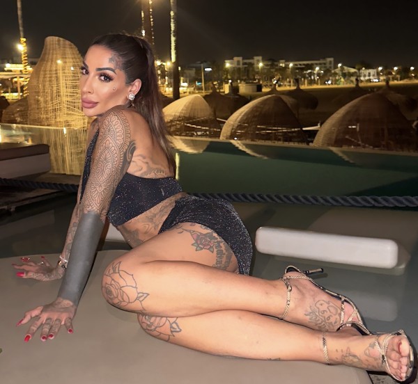 TRANS ESPAÑOLA TODA TATUADA