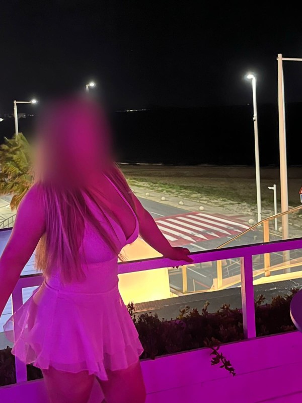ESMERALDA RECIÉN LLEGADA MUY CACHONDA AL TOP