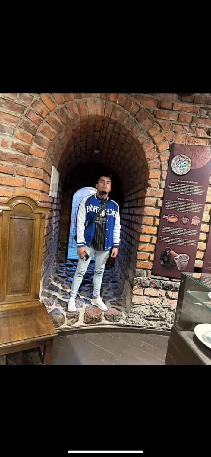 Latino Fiestero Disponible Para Tríos En Los Cristiano