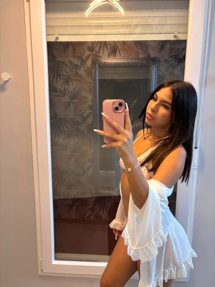 LATINA COMPLACIENTE ESPERANDOTE. ¡RICAS CURVAS!