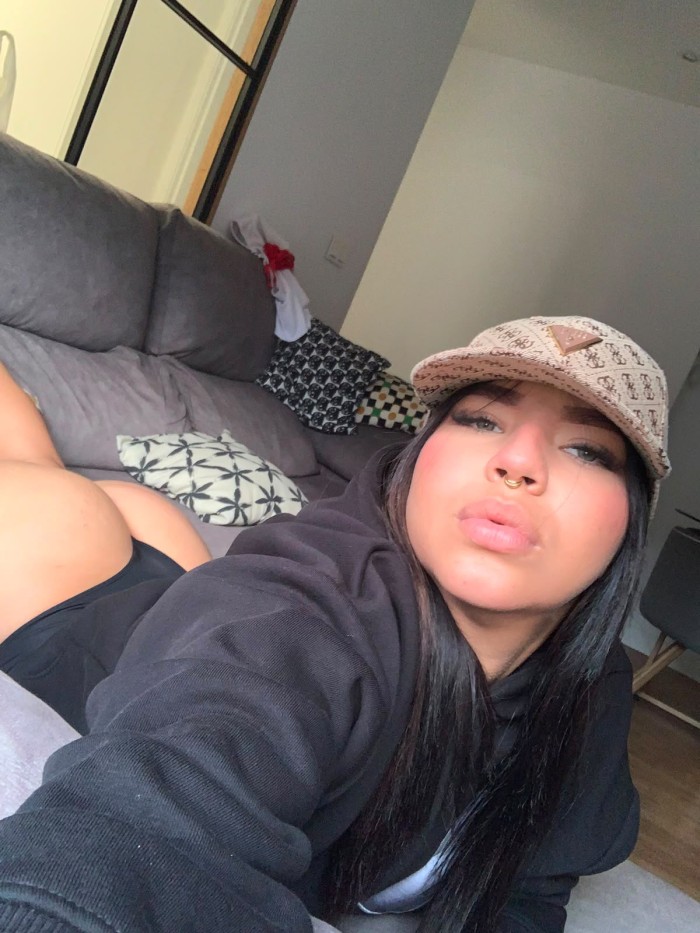 LATINA COMPLACIENTE ESPERANDOTE. ¡RICAS CURVAS!