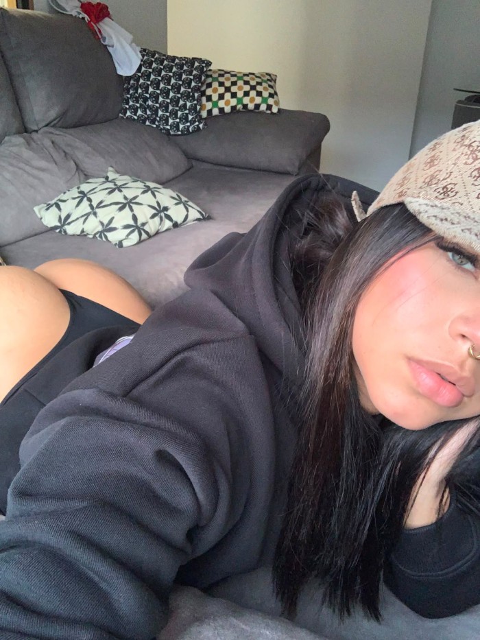 LATINA COMPLACIENTE ESPERANDOTE. ¡RICAS CURVAS!